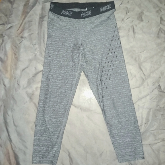 🎄3/$15 *HP* Nike Victory Training Mid-Rise Capri Leggings - Picture 3 of 7